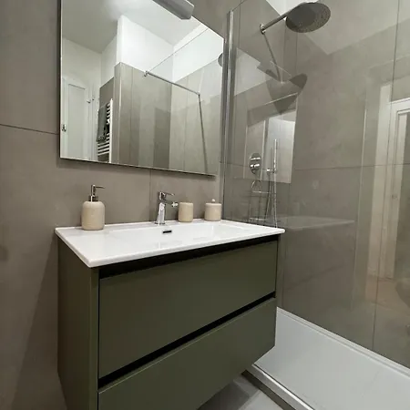 The Retreat - 2bdr Colosseum Monti District * רומא